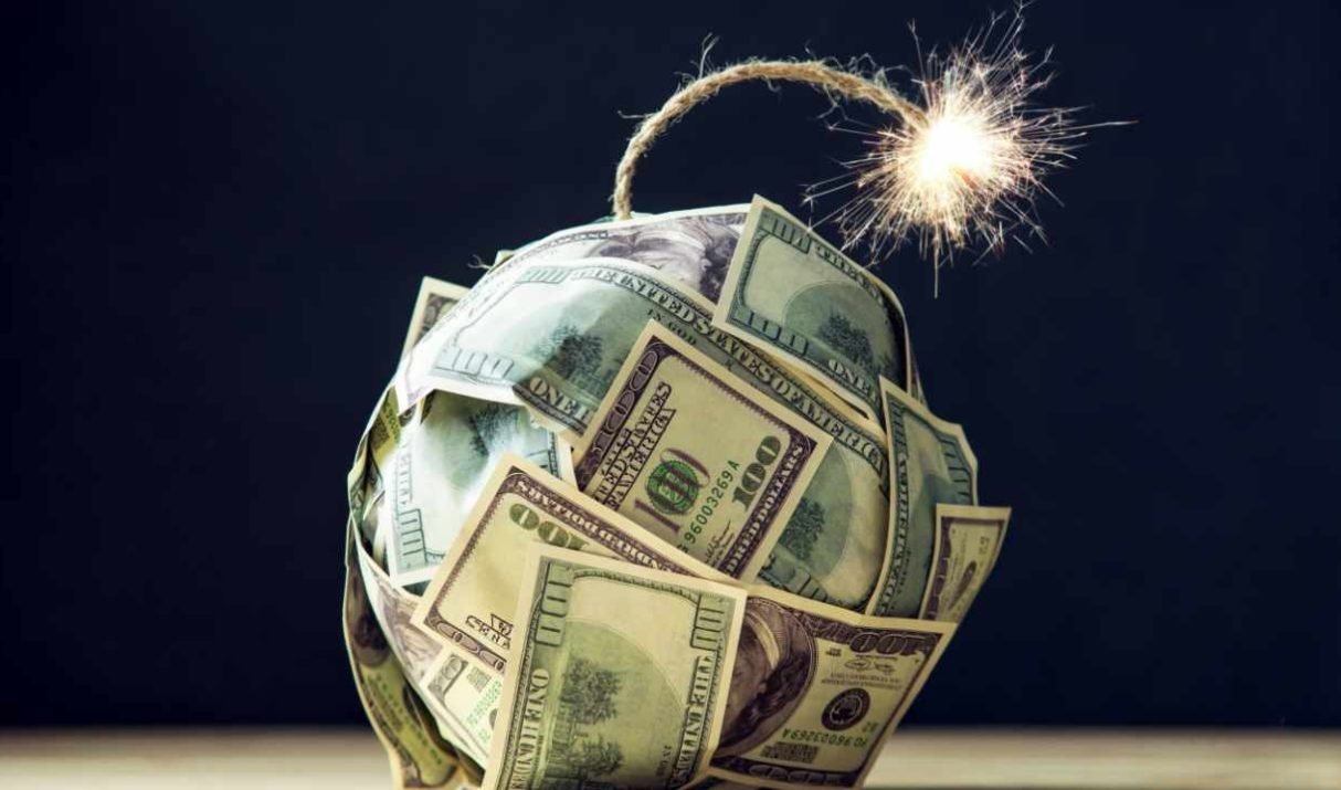 The Looming Edge of Economic Collapse: Analyzing Globalization and the Dollar’s Death